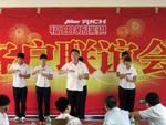 經(jīng)銷商工作人員的表演