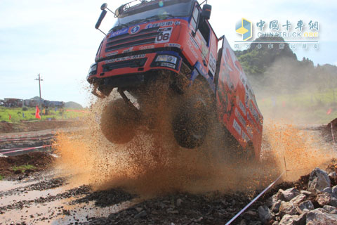 騰飛的陜汽重卡越野賽車，攝于2012年湖南新田站