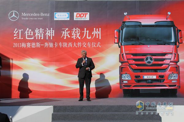 十臺奔馳Actros SLT大件牽引車一次性交付中國用戶