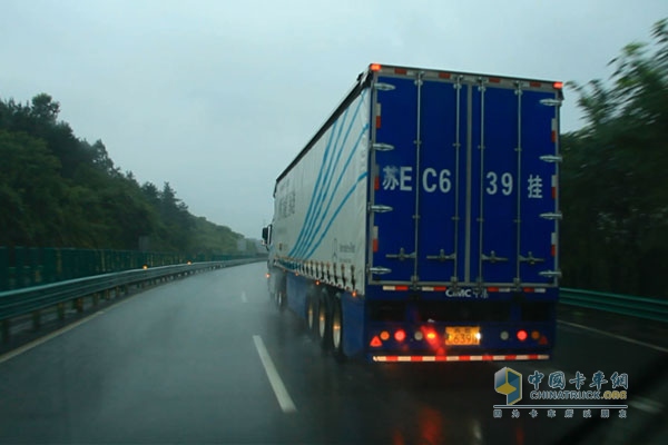 風(fēng)雨兼程 奔馳卡車荊州到成都油耗測試