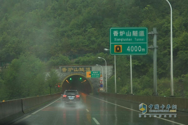 風(fēng)雨兼程 奔馳卡車荊州到成都油耗測試