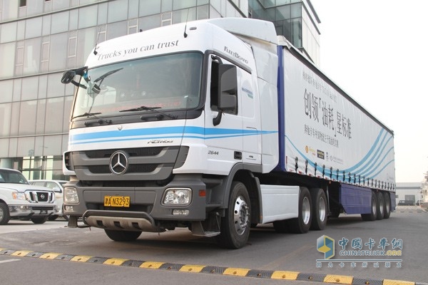 先進的梅賽德斯-奔馳Actros 2644牽引車