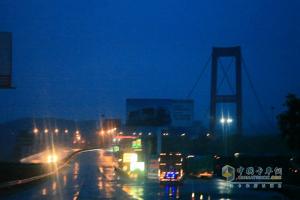 風(fēng)雨兼程 奔馳卡車荊州到成都油耗測試