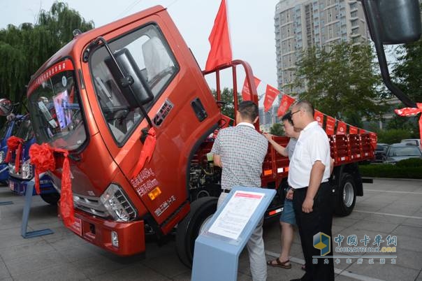 時(shí)代汽車2014年中商務(wù)會(huì)樣車展示區(qū)，參會(huì)代表正在了解康瑞H3車型的性能及配置