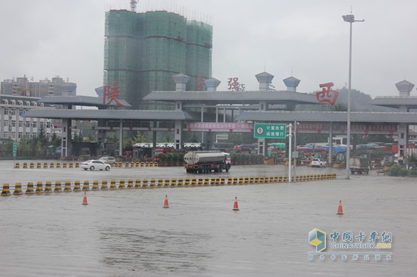 風(fēng)雨無阻 奔馳卡車成都到陜西油耗測試