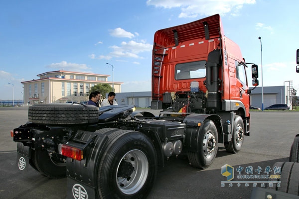 一汽解放青島 悍V 355馬力 6×2 國四牽引車