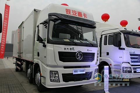 陜汽 德龍X3000 245馬力 6X2 國(guó)四 廂式載貨車