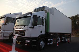 中國(guó)重汽 汕德卡 380馬力 4X2 國(guó)四甩廂冷藏車