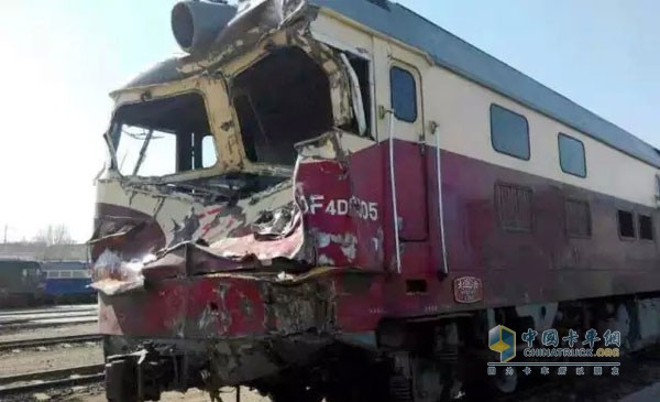 與紅巖杰獅相撞的K1189次列車機(jī)車