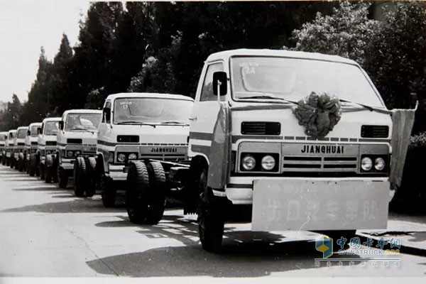 80年代首批出口玻利維亞的江淮汽車