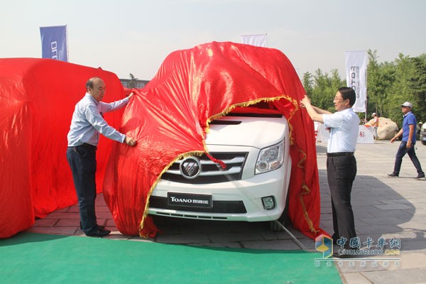 福田汽車集團副總裁、福田輕型商用車業(yè)務(wù)總監(jiān)趙建民和陜西省物流與采購聯(lián)合會會長侯東衛(wèi)為圖雅諾新品揭幕