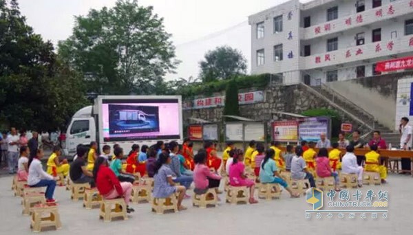 奧馳萬里行團隊到達的流長小學