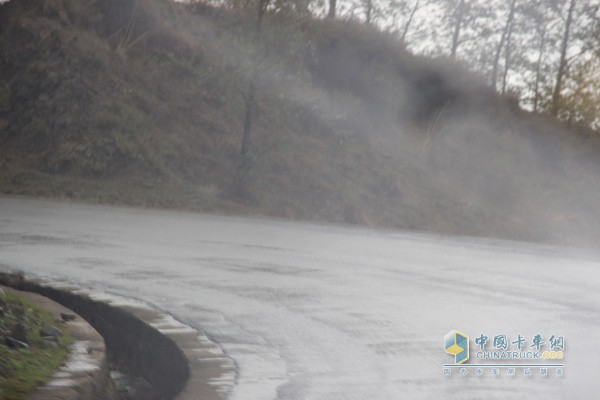 下雨的路面