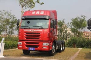 一汽青島解放天V牽引車(chē)為?；愤\(yùn)輸安全護(hù)航