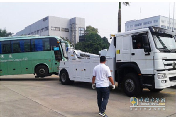 中國重汽HOWO底盤改裝的清障車