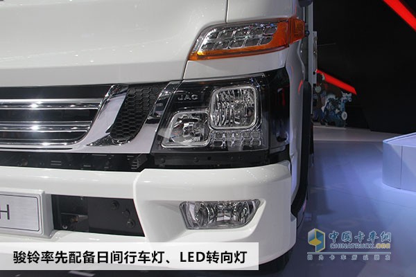 配備日間行車(chē)燈、LED轉(zhuǎn)向燈