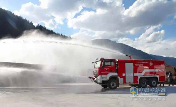 安普全新GTLF水罐泡沫消防車測試