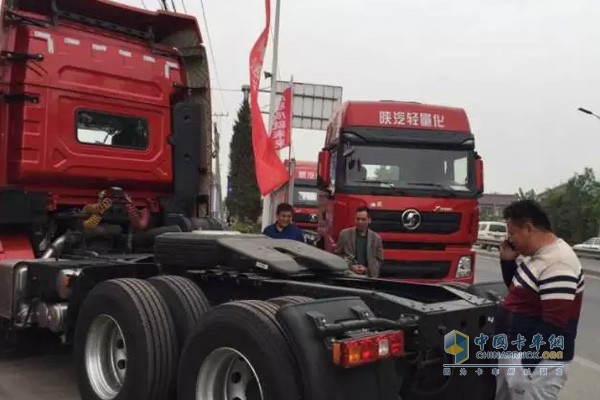 陜汽黃金版牽引車和輕量化載貨車720°繞車講解