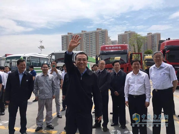 李克強總理在東風汽車董事長竺延風和東風商用車總經(jīng)理黃剛陪同下視察