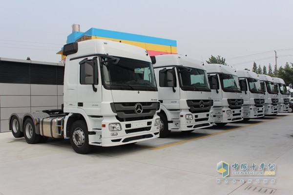 奔馳Actros 2648 6×2卡車榮耀亮相 暨利星行商用車?yán)ド娇偛块_業(yè)