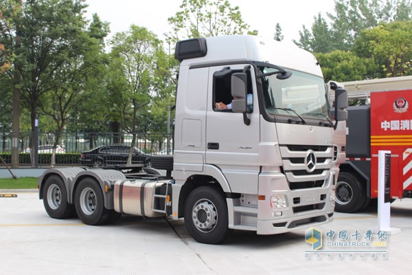 奔馳Actros 2648 6×2卡車榮耀亮相 暨利星行商用車?yán)ド娇偛块_業(yè)