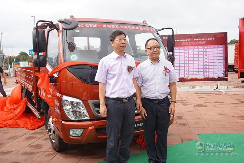 陜汽重卡 德龍新M3000 輕量化版 310馬力 4X2 國四牽引車(SX4186GN361)