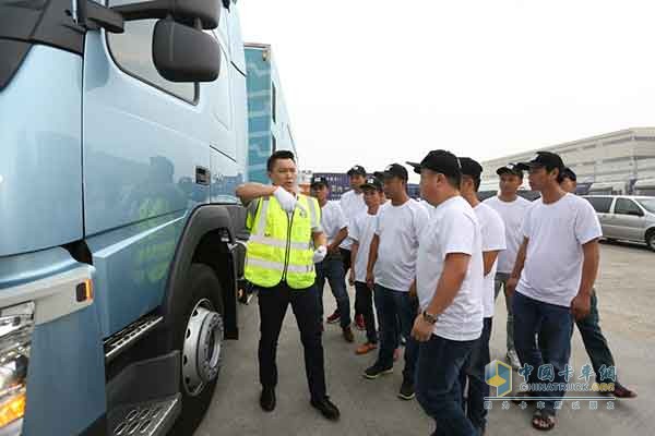 沃爾沃卡車中國區(qū)高級培訓(xùn)師崔能為學(xué)員講解綠色駕駛理念和技能