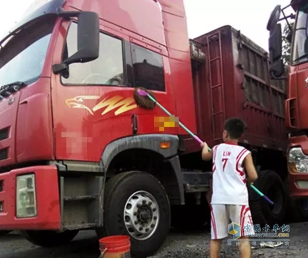 當(dāng)我們的愛車表面落滿灰塵的時(shí)候，直接拿毛巾擦車，尤其是拿干毛巾擦車，和用砂紙擦車差不多，因?yàn)榛覊m此時(shí)充當(dāng)了砂粒，很容易劃傷車漆表面。