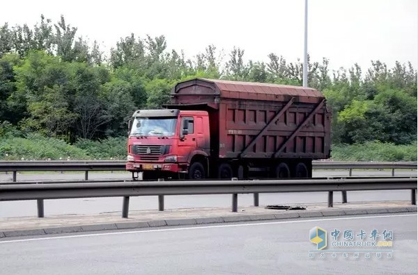 應(yīng)注意無論是到洗車場洗車還是自己動手，都要等愛車發(fā)動機(jī)徹底冷卻下來以后進(jìn)行清洗。尤其在夏季，不要在強(qiáng)烈的陽光下清洗愛車。