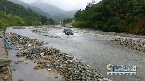 水路里船一樣開過去的帥鈴T6