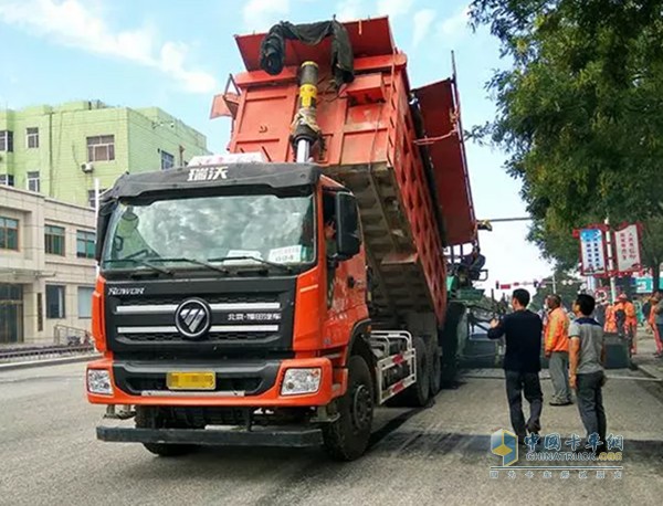 公路上一輛疾馳的橙色福田瑞沃工程車讓他眼前一亮!驅(qū)車尾隨到施工現(xiàn)場和司機(jī)敬煙攀談，熟絡(luò)后還忍不住開了一圈!高端的品牌、大氣的外觀、澎湃的動力、舒適的操控、沉穩(wěn)的駕馭感讓他激動不已——這就是他心中理想的工程車!