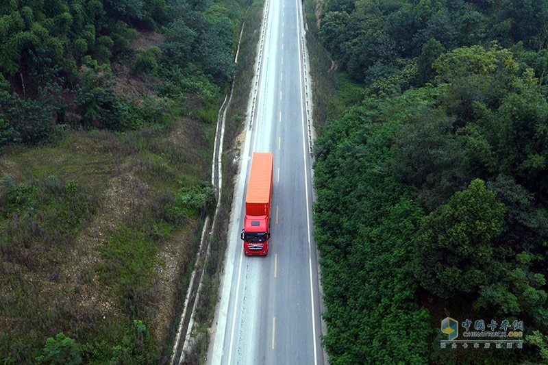 上汽依維柯紅巖杰獅C500 450馬力 6x4 牽引車