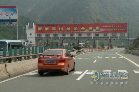 杭徽高速余杭收費(fèi)所貨車支付卡推廣熱度高