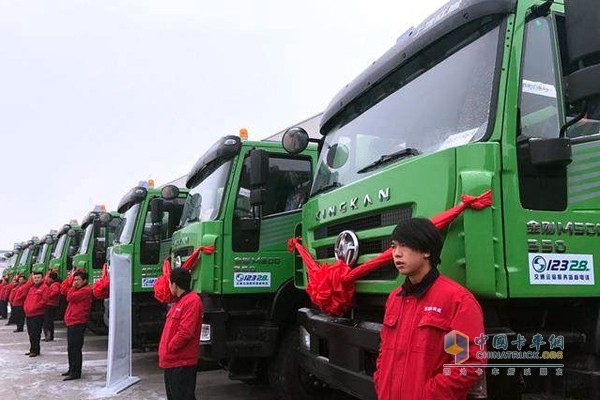 紅巖新型環(huán)保渣土運輸車采用了國五排放標準