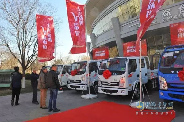 上汽躍進(jìn)室外展車