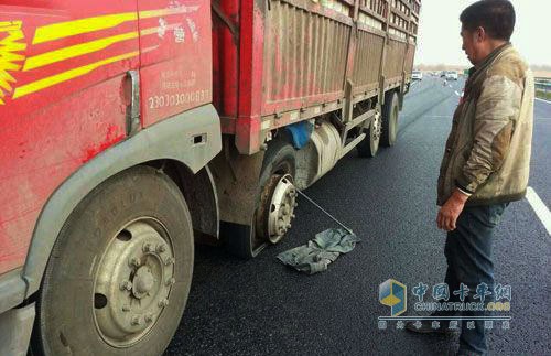 卡車在高速路上爆胎