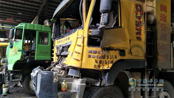 紅巖杰獅渣土車駕駛室能夠向后位移0.5m左右保證人員安全