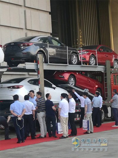 參會(huì)人員圍觀長(zhǎng)久中置軸車輛運(yùn)輸車