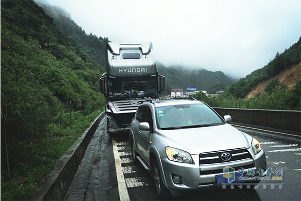 創(chuàng)虎車(chē)主蘆師傅在甘孜藏族自治州康定市境內(nèi)318國(guó)道上行駛過(guò)程中出現(xiàn)故障