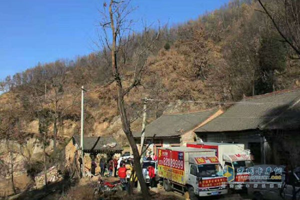 盧財(cái)國(guó)帶著生活日用品與愛人，同事一同進(jìn)山去看望老人