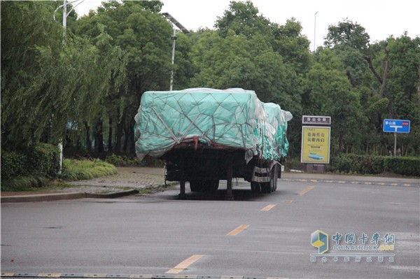 剛剛運輸歸來的汕德卡將掛車停在現場