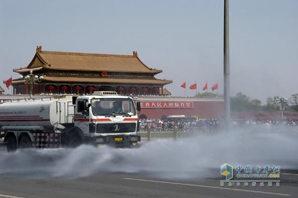 自進(jìn)入汛期以來(lái)，北京環(huán)衛(wèi)集團(tuán)及旗下各相關(guān)單位嚴(yán)陣以待，加強(qiáng)協(xié)作，確保安全度汛，全力守護(hù)首都城市安全與美麗。