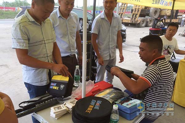  卡車司機(jī)在武漢路演收獲豐富禮品