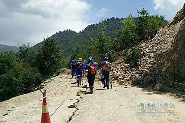 九寨溝道路山體滑坡