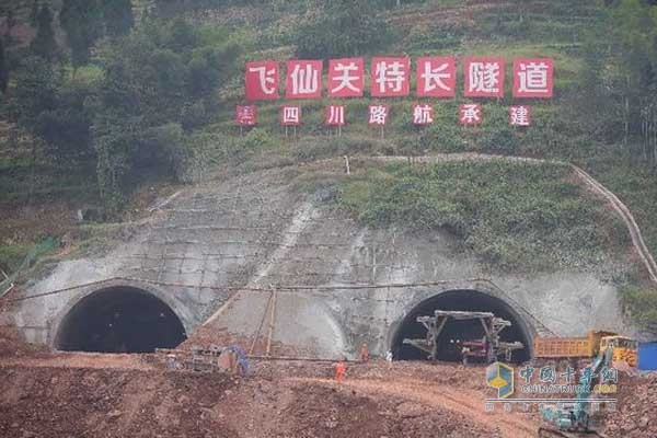 雅康高速公路“川藏第一關(guān)”飛仙關(guān)特長(zhǎng)隧道貫通