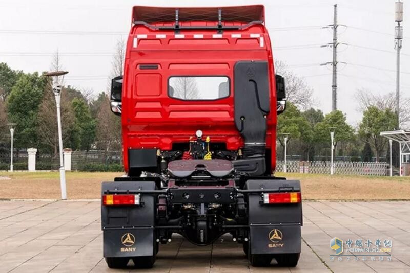 三一重工 6×4 500馬力 牽引車 超大空間，房車般駕駛體驗(yàn)