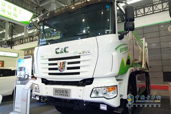 聯(lián)合卡車(chē)6X4 370馬力清潔能源城市智能渣土車(chē)