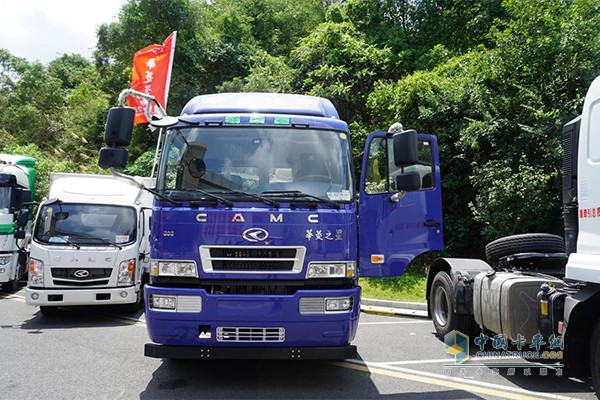 華菱之星300馬力港口運(yùn)輸牽引車