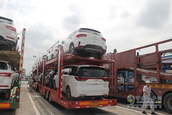 廣汽日野700中置軸轎運車裝車工作完成