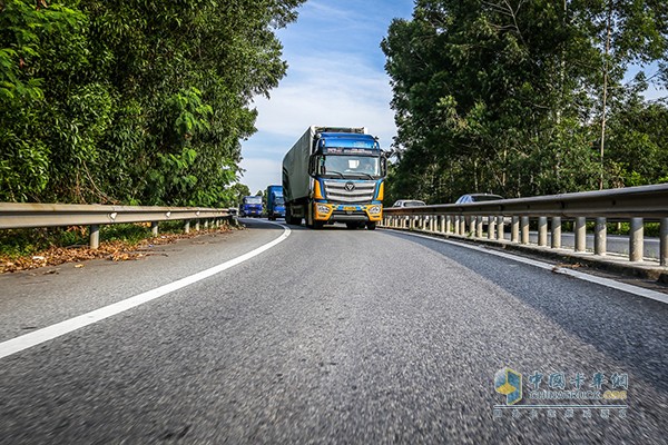 正在進(jìn)行道路實(shí)況賽的歐曼EST超級(jí)卡車